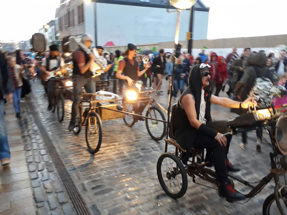 Lau_McMillan's tweet photo. My two fave pics from fab @FreedomFestHull @2017Hull - #DConstruction #Dyptik and @ladinamomusic #MusiconCycles, love to see @Coventry2021 https://t.co/DDDPQRfoKp