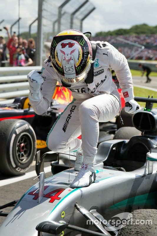 DorkaLH's tweet photo. So proud of you @LewisHamilton. It's a perfect victory again. 😍😍😍 #ItalianGP #F1 #F1Monza #59th https://t.co/TlsUhFEzVb