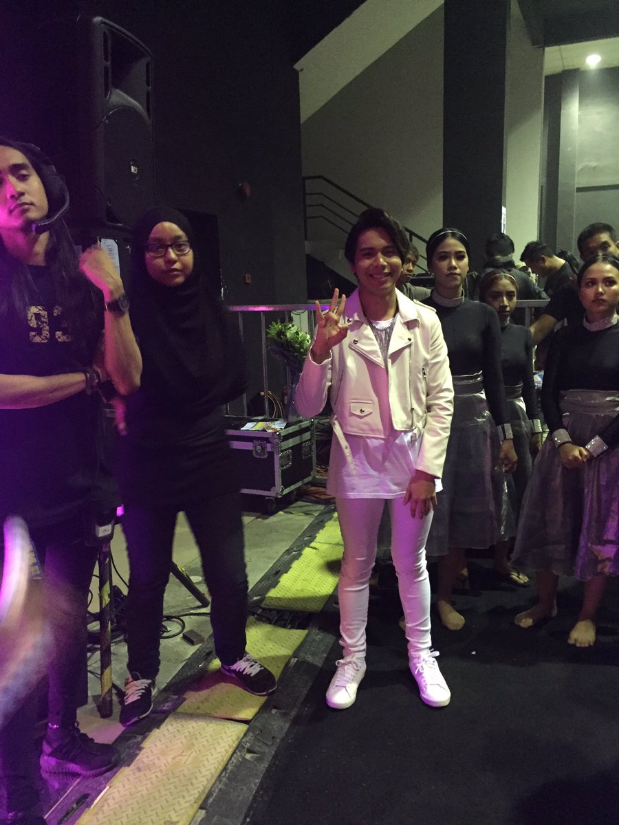 AkademiFantasia's tweet photo. Ewal ready untuk perform! #AFMegastar mana peminat-peminat Ewal dekat sini? Tunjukkan sokongan dengan menggunakan #AFMegastar https://t.co/4G2XolE8h2