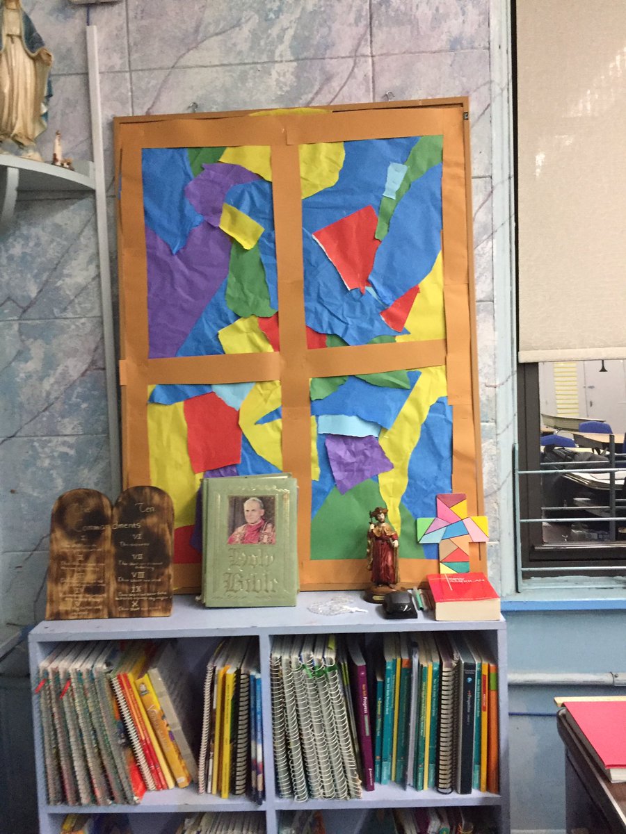 TeacherVsWorld's tweet photo. 98% done! #classroom #classroomsetup2017 #workinprogress #firstyearteacher #firstyearhere https://t.co/ZxBNUriTbu