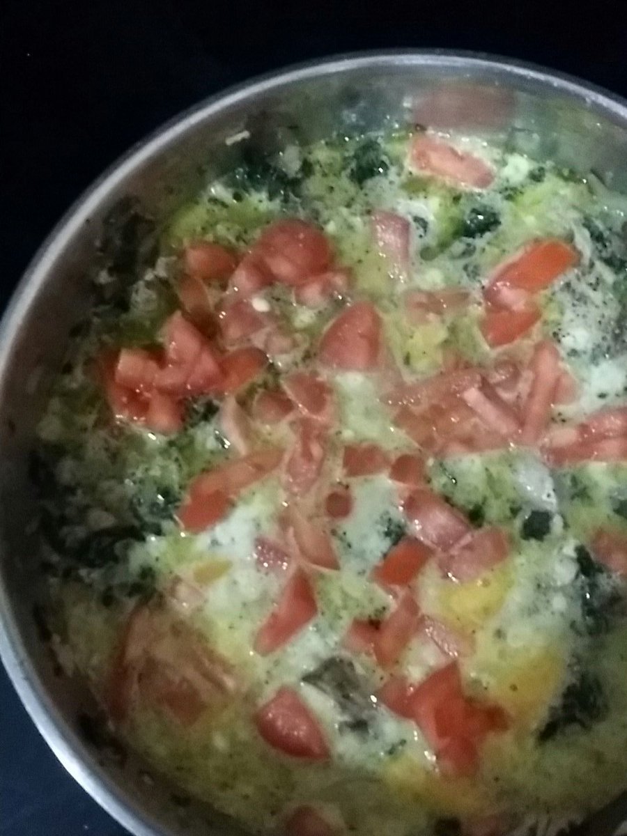 ChefLRW's tweet photo. @ChefLRW just delicious Gourmet Catering rotisserie chicken kale mushroom onion tomato pepper jack cheese egg scrambler https://t.co/iV080nPUnZ
