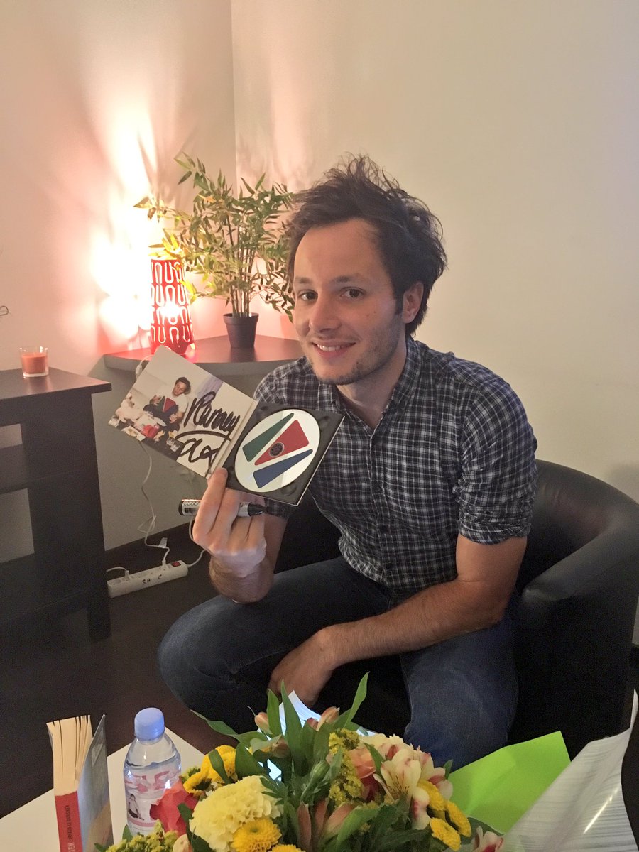 EnfantsdelaTV's tweet photo. RT + Suivez notre compte pour tenter de gagner l’album dédicacé de @VianneyMusique ! Règlement : https://t.co/L8SKqtA3Li #EnfantsTV https://t.co/oEKopcAiWf