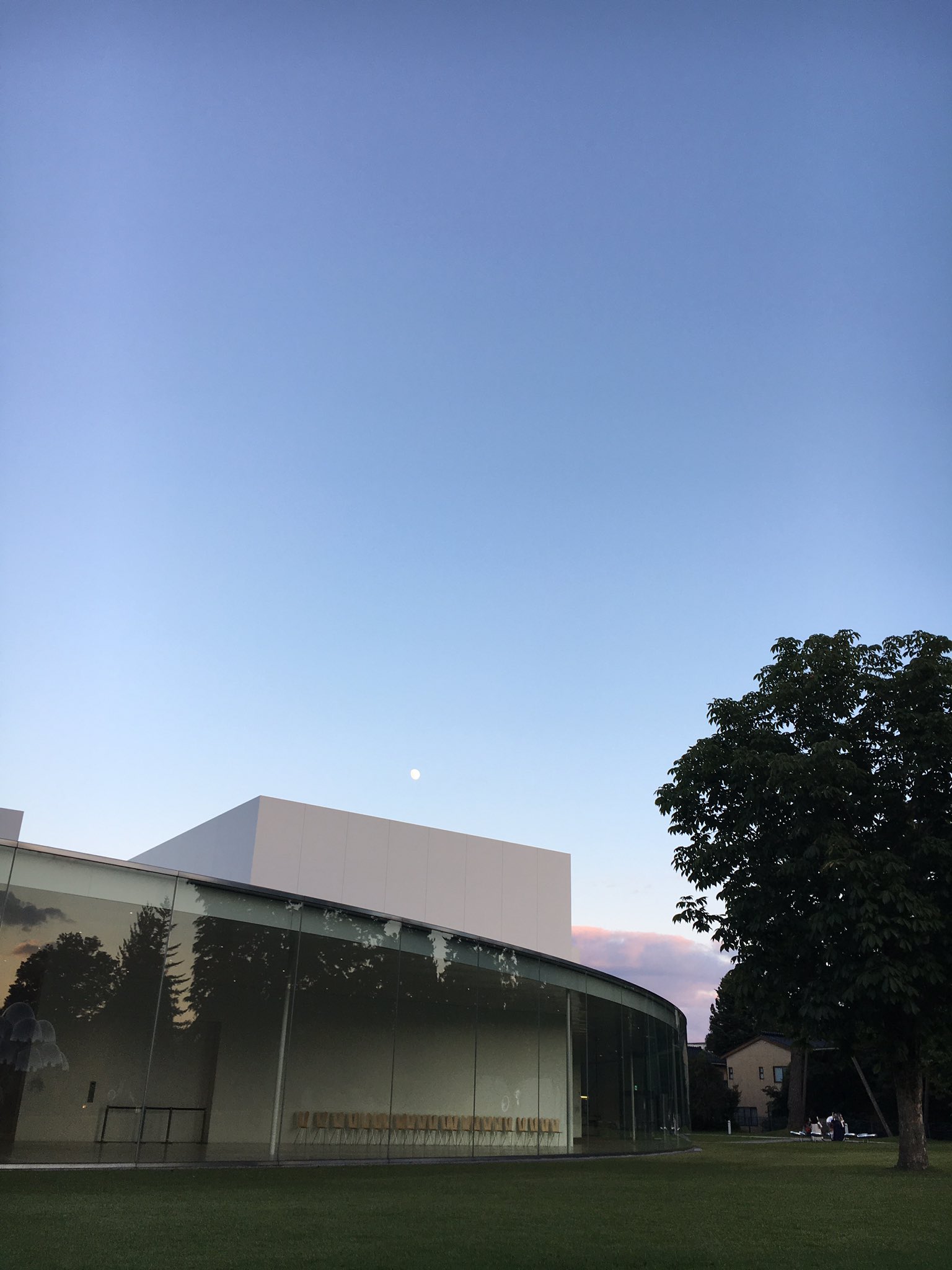 ナナ 夏休みも終わったからかな 夕方に行った21世紀美術館は空いてたよ ディズニープリンセスとアナと雪の女王展も 人が少なくてゆっくり見れたし 21世紀美術館 T Co Cdijgkuewz Twitter