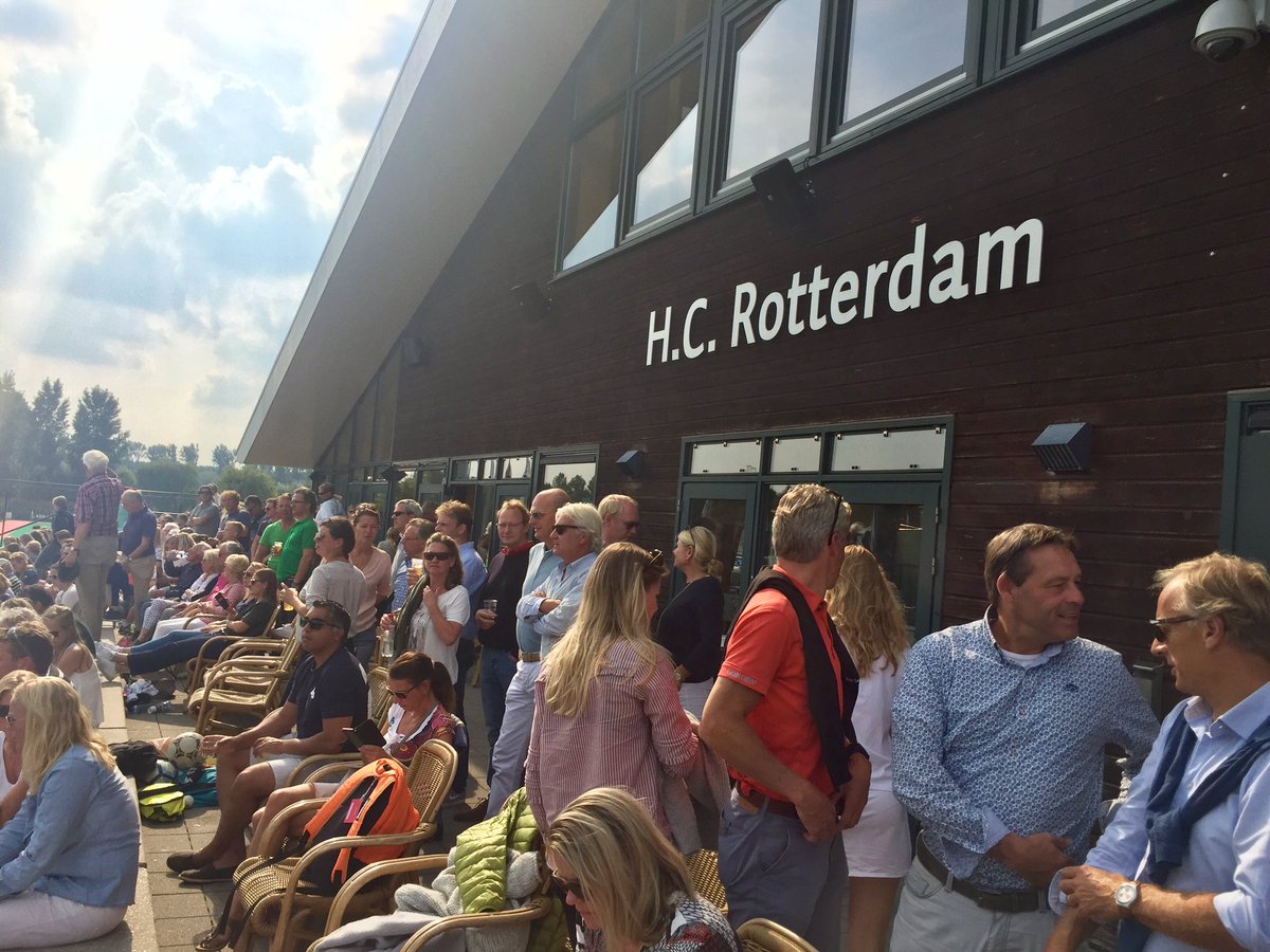 Gezellige drukte en rust in Rotterdam! Tussenstand <a href="/HCRotterdamH1/">HC Rotterdam Heren-1</a> vs <a href="/AHBC_heren1/">AH&BC</a> 2-1 #ABNAMROCup #amrocup2017 🏑