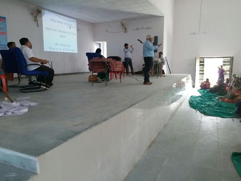 CollectrBarwani's tweet photo. .@distBarwani #GreenCommando team training counterparts in distAlirajpur. #3dist1mission #totalimmunisation this Oct https://t.co/hIyoNp9X5r