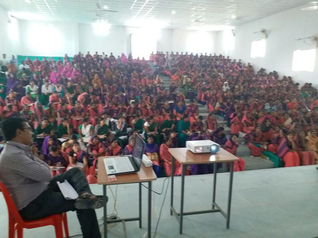 CollectrBarwani's tweet photo. .@distBarwani #GreenCommando team training counterparts in distAlirajpur. #3dist1mission #totalimmunisation this Oct https://t.co/hIyoNp9X5r