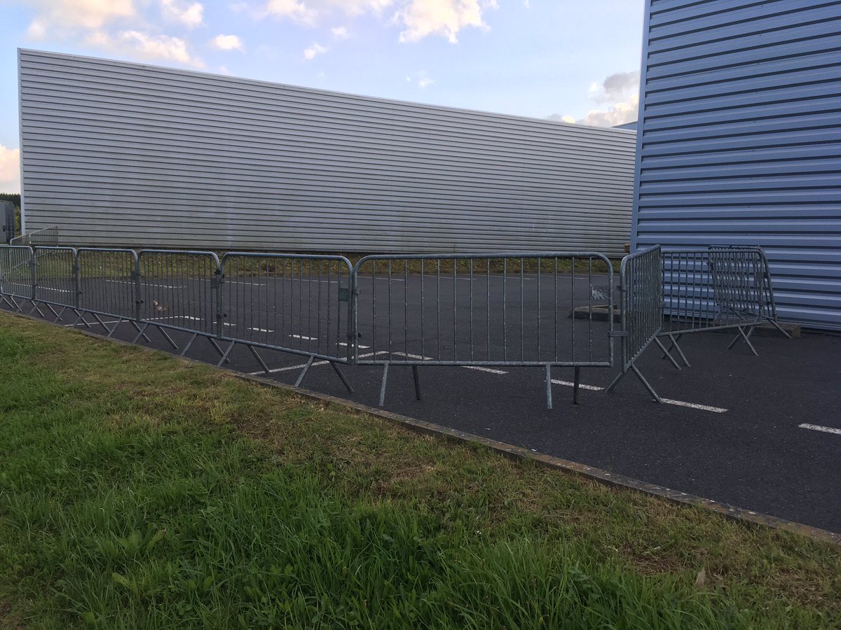 Prêt pour la première rentrée de l'école <a href="/DiwanPlougastel/">Diwan Plougastell</a> en attendant les réponses de 
@RichardFerrand!!