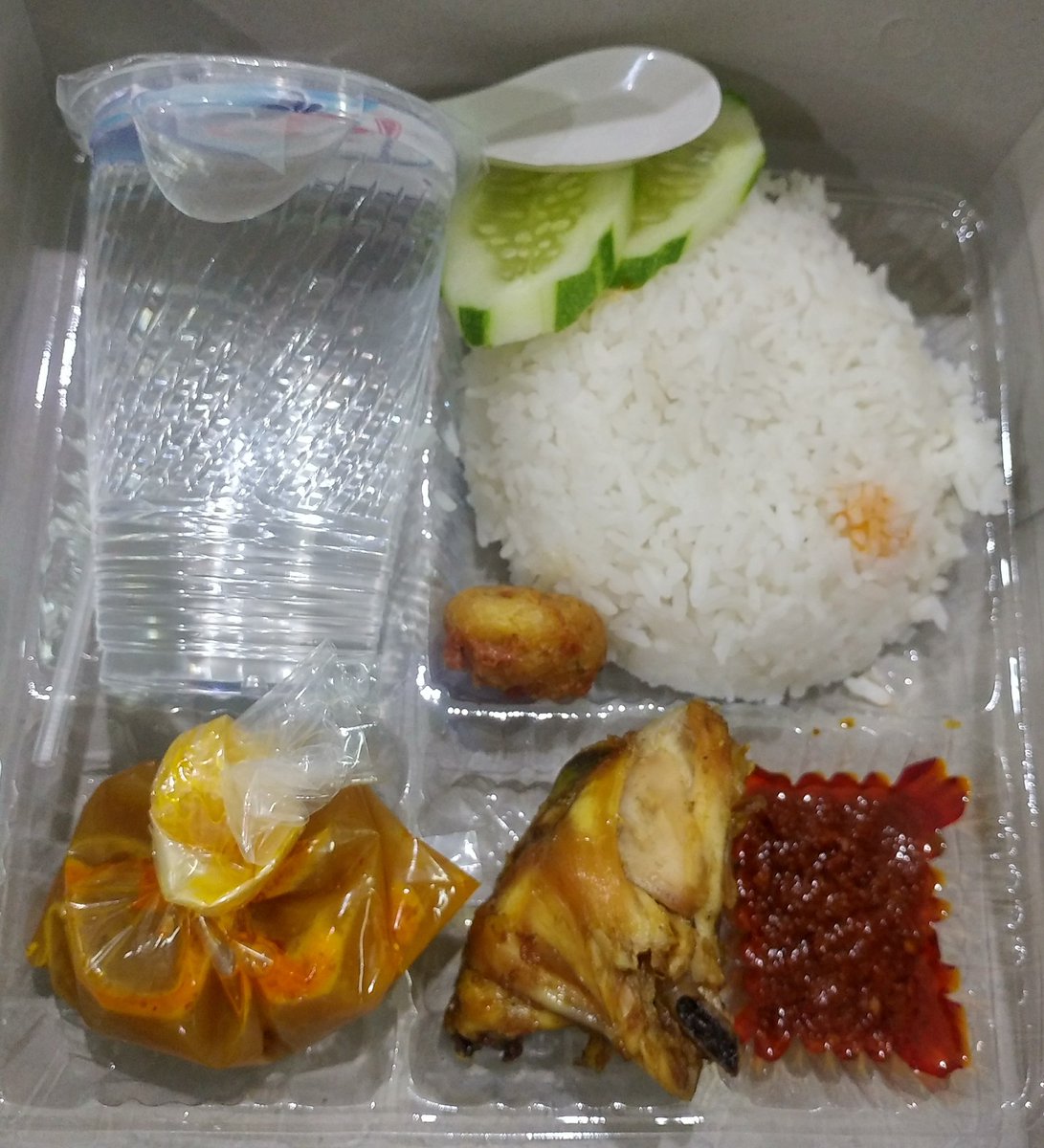 YandaKevinzo's tweet photo. Menyedihkan menu delay 2 jam si Singa Udara https://t.co/yZ5CPti9OG