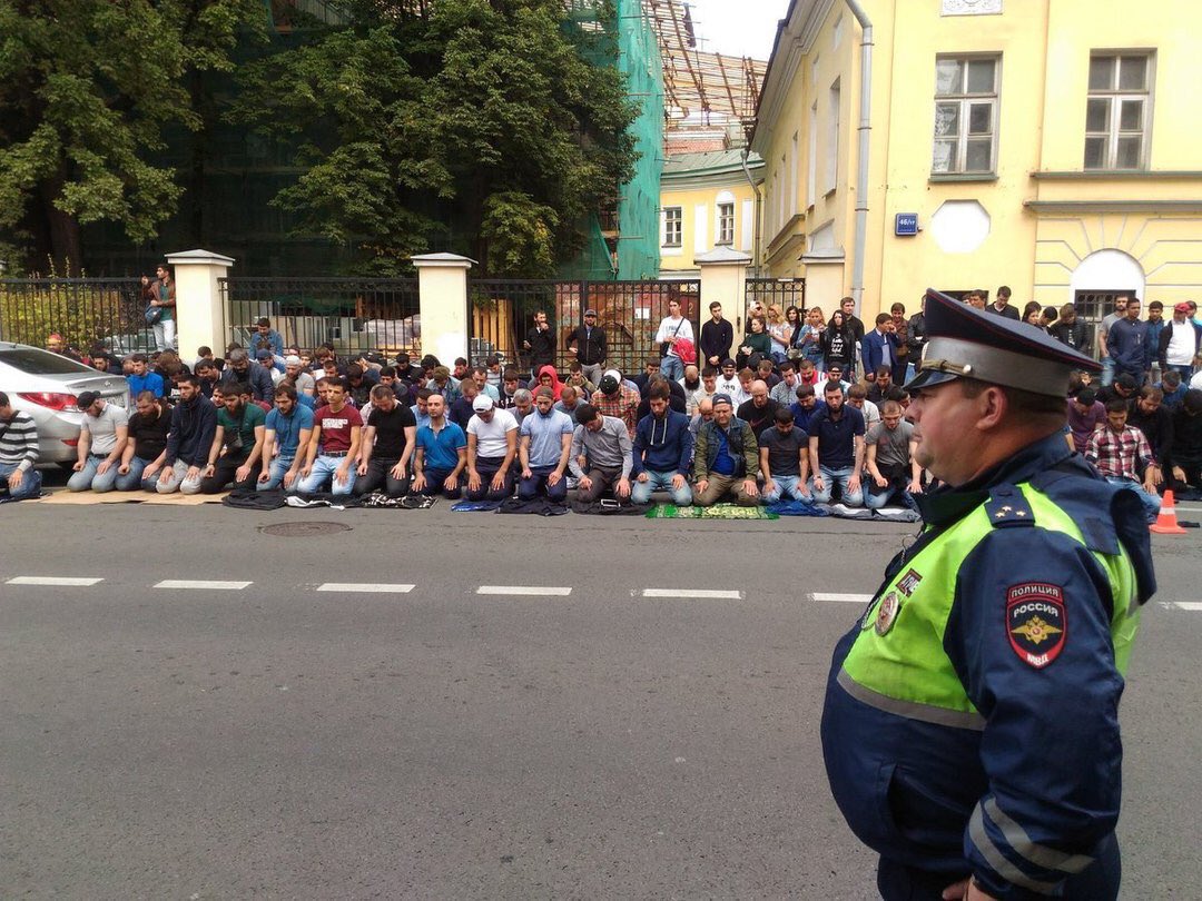 NashaCanada's tweet photo. У посольства Мьянмы в Москве митинг мусульман. Этим ребятам не нужны никакие разрешения и согласования. https://t.co/pPErafa6Au