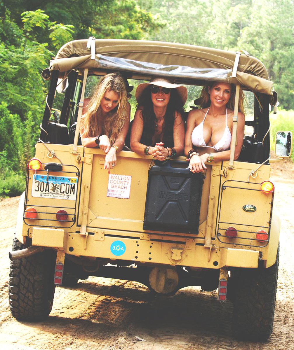 OneLifeHQ's tweet photo. Threesome.

#Landrover #Defender https://t.co/nV7hl5qDbn
