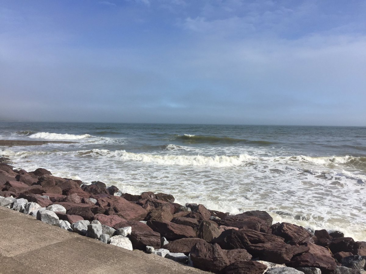 redactash's tweet photo. Listening to the waves crashing on the rocks in #youghal #tidesin #sunnyday #cork @Apothacary #relaxing #calmblueocean #notsocalm https://t.co/UAArbGjIBA