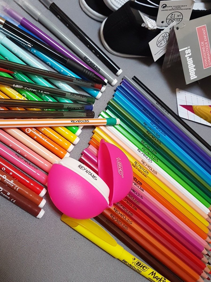 arduina08's tweet photo. Presque aucune maman ne peut autant kiffer d'écrire le nom de son enfant sur les fournitures scolaires que moi :p
#ironie #mwaha #jememarre https://t.co/nDYBebN4QZ