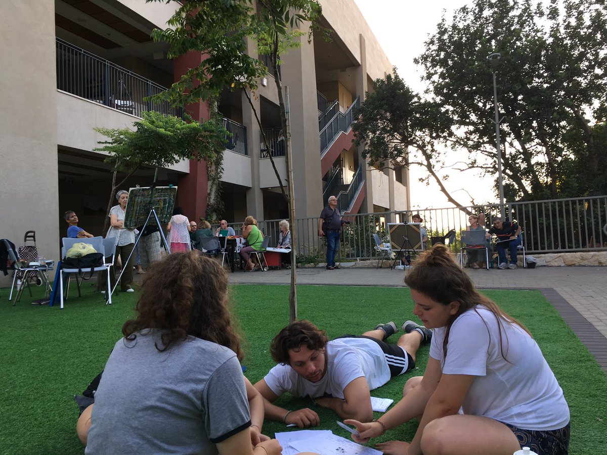 robinmoss86's tweet photo. Foreground: @RSYNetzer visioning their year. Background: an Israeli painting class. Such an idyllic @UJIAcharity #Chazon2017 scene! https://t.co/GnyEz9yiRk