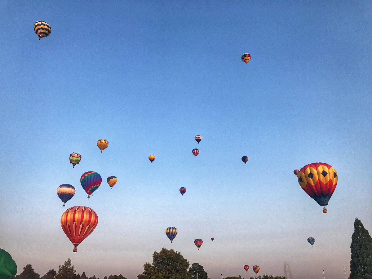 StLukesPR's tweet photo. Cloud-free sunrise for the final 2017 @spiritofboise #hotairballoon launch. @StLukesHealth #Spiritofboise #Boise #thisisboise https://t.co/KazjlGEl5U
