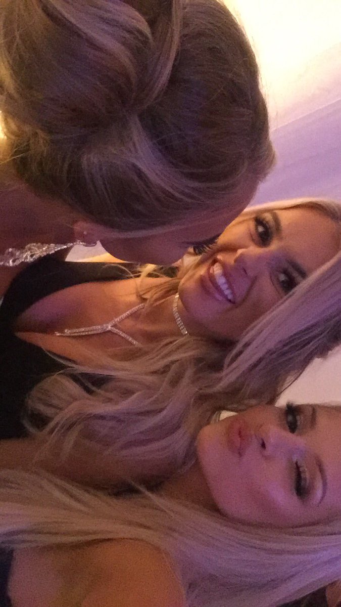 BeccaMedlin's tweet photo. Can I go back and do last night all over again? Best night with the best girls π #cremeball #mylipsylook https://t.co/BZHa1HCh2S