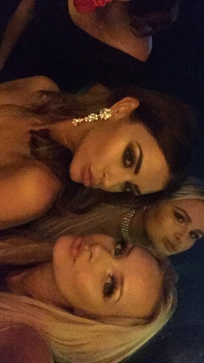 BeccaMedlin's tweet photo. Can I go back and do last night all over again? Best night with the best girls π #cremeball #mylipsylook https://t.co/BZHa1HCh2S