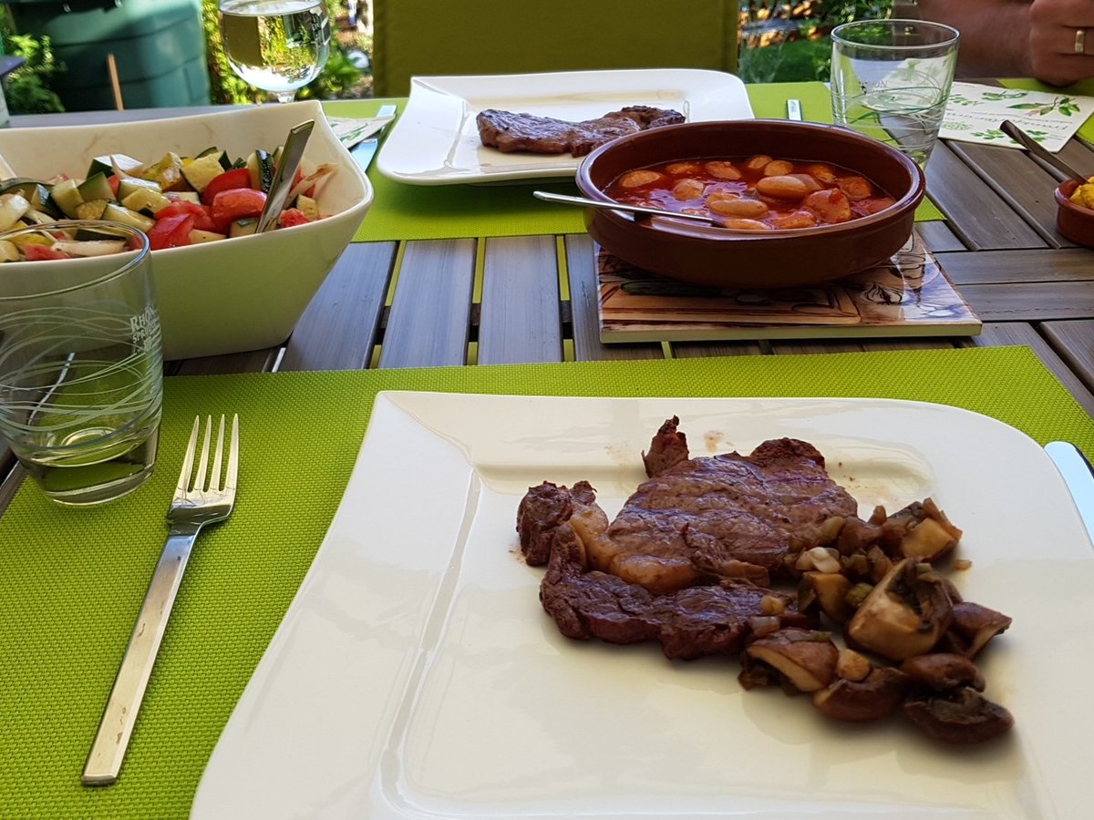 Enjoying Sunday evening with friends, sun, barbeque and wine. 😎