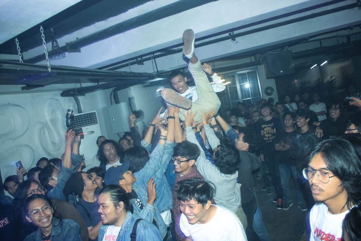 HeyHay! Sabtu ini kita ketemu @healsmusic_ di 372 Kopi, Dago, bareng band2 asoy lainnya, cek ig @healsmusic ;)