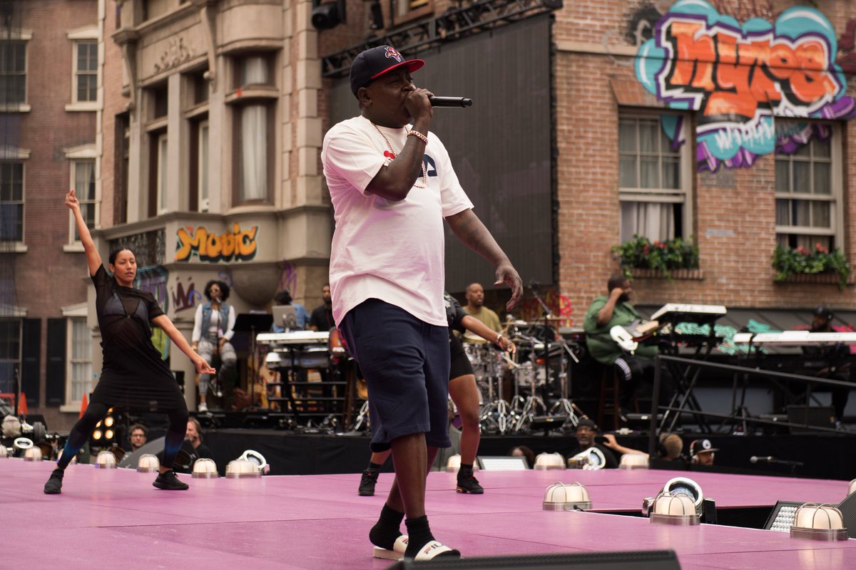 VH1's tweet image. The 305 is LIVE at #HipHopHonors rehearsals! 🔊 Watch Miami legend Trick Daddy (@305MAYOR) bring the 🔥 TOMORROW at 9/8c!