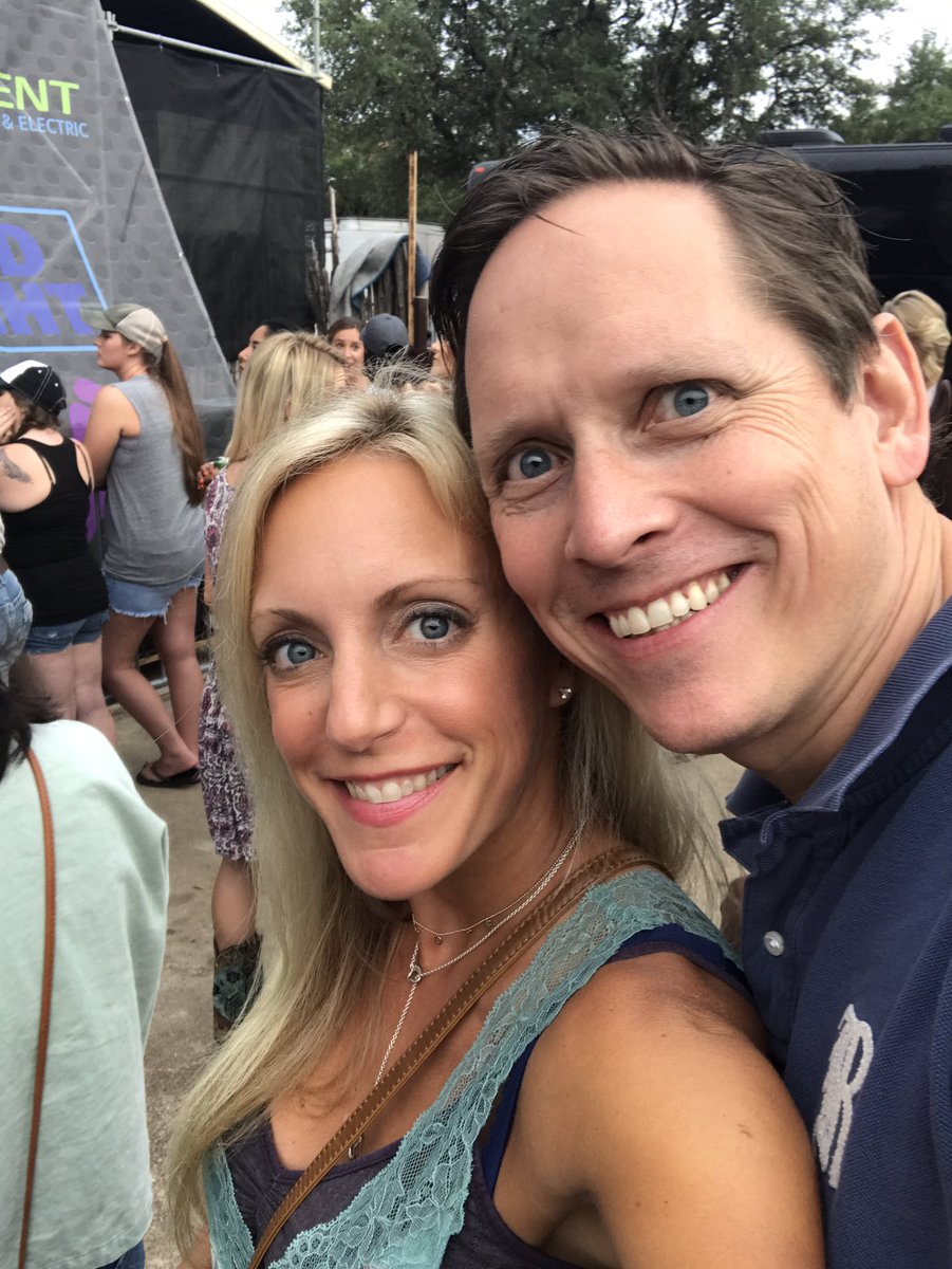 karintuckp's tweet photo. Forgot to post how amazingly velvety the voice of #BrettYoung is. It was a great show before the hurricane. #nuttybrown https://t.co/iNwVBZkEhW