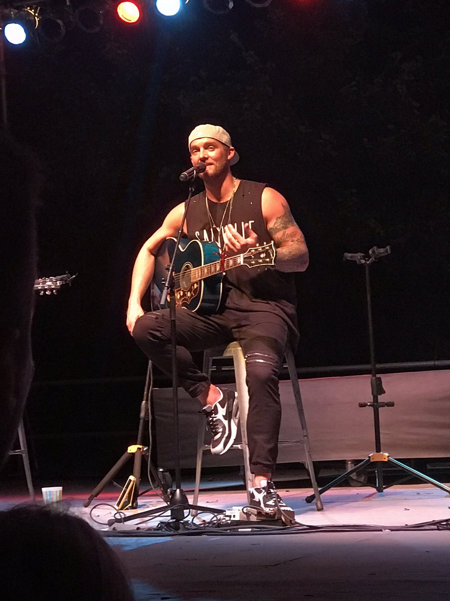 karintuckp's tweet photo. Forgot to post how amazingly velvety the voice of #BrettYoung is. It was a great show before the hurricane. #nuttybrown https://t.co/iNwVBZkEhW