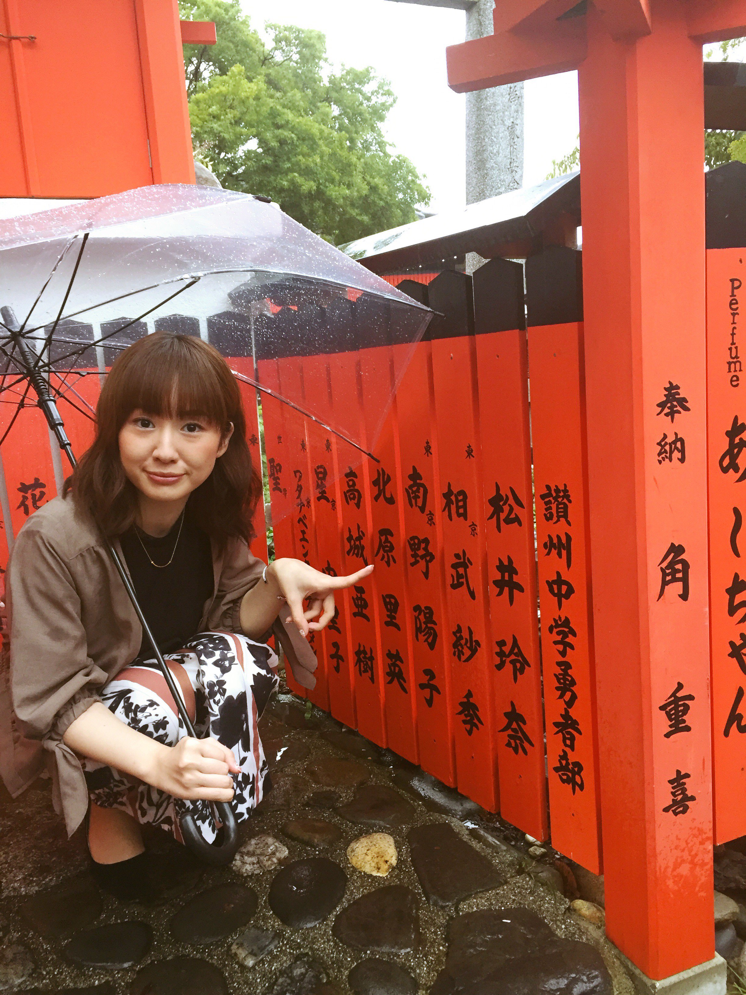 結城友奈は勇者である Twitterren 先日 アニメ第2期のヒット祈願ということで 芸能神社が有名な京都の車折神社に行ってきました この日の天気はあいにくの雨でしたが とても神秘的で素敵な場所でした 玉垣には 讃州中学勇者部 の名前も 引き続き 結城友奈は