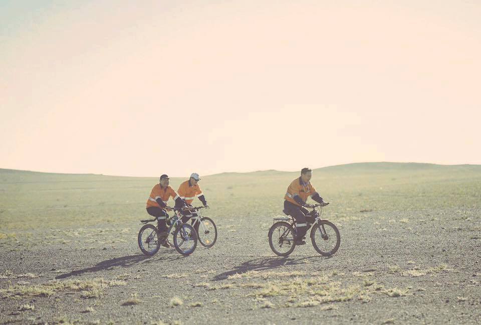 Энержи Ресурс компанийн захирал, ажиллагсад уурхайчдын “Цэций” хорооллоос уурхай хүртэл 8км газар унадаг дугуйгаар явдаг. #СайнЖишээ #ER