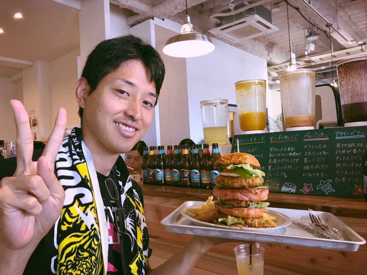 sugafes2017's tweet photo. 「絶対に負けられないバーガーがある」ALOHA FOOD HALL SHO-GI：ロコモコスガスペシャルバーガーVS『札幌すし処　のむら』プロデュース アロハオリジナルバーガーの２種を食べ比べ！フローズンレッドアイも！スガさんも大好きなメニュー、大行列です〜💦お早めにどうぞ‼️ https://t.co/QGkDapqnal