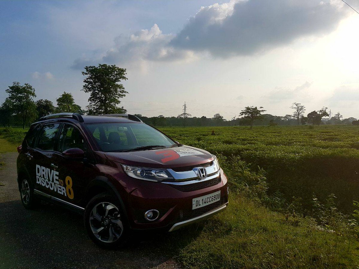 AUTOTODAYMAG's tweet photo. We drove through clear stretches of road lined with tea gardens till the border towns of #phuentsoling and #jaigaon #drivetodiscover8 https://t.co/67KPbWz11I