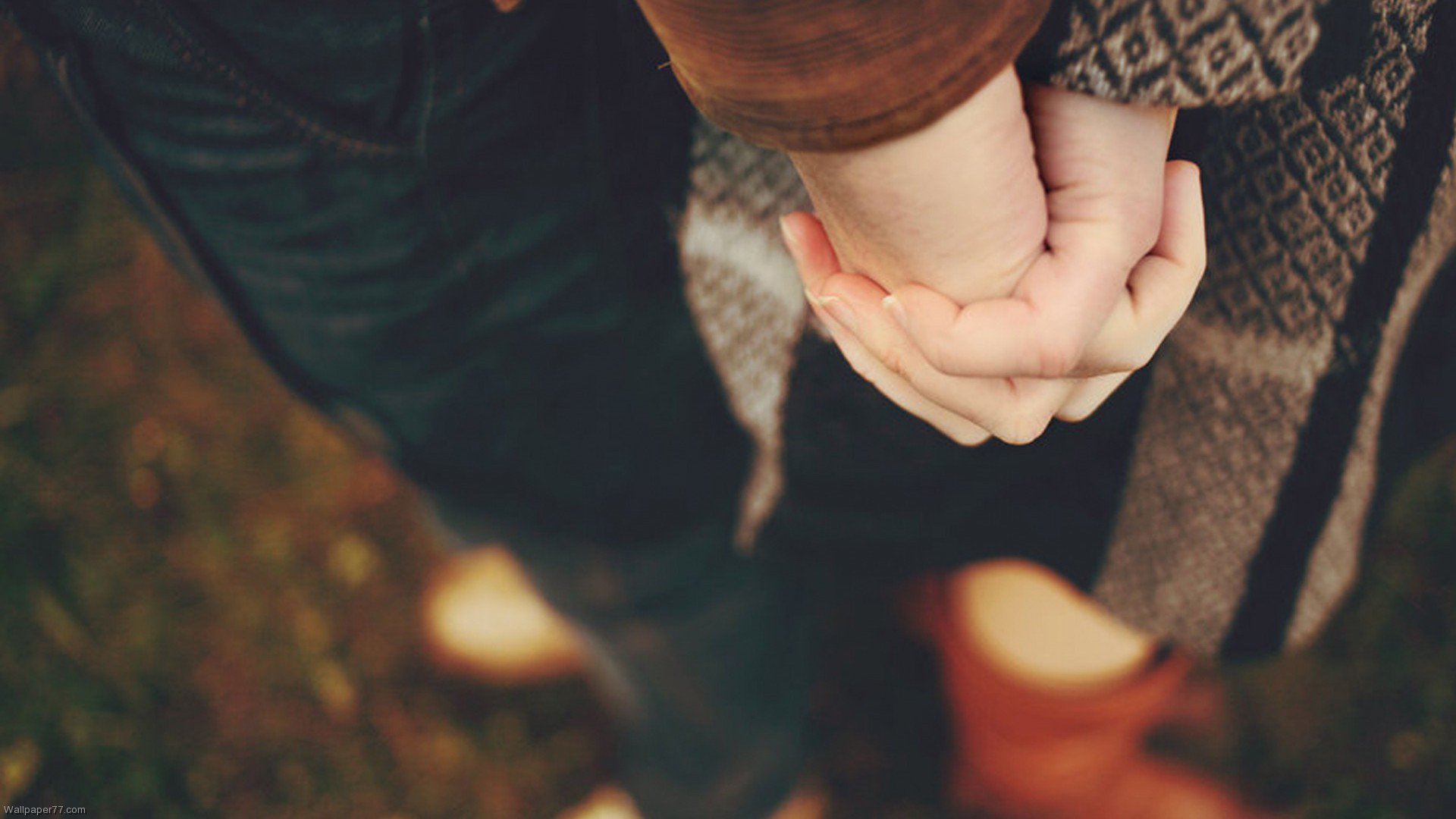 Мужчина и девушка держаться за руки