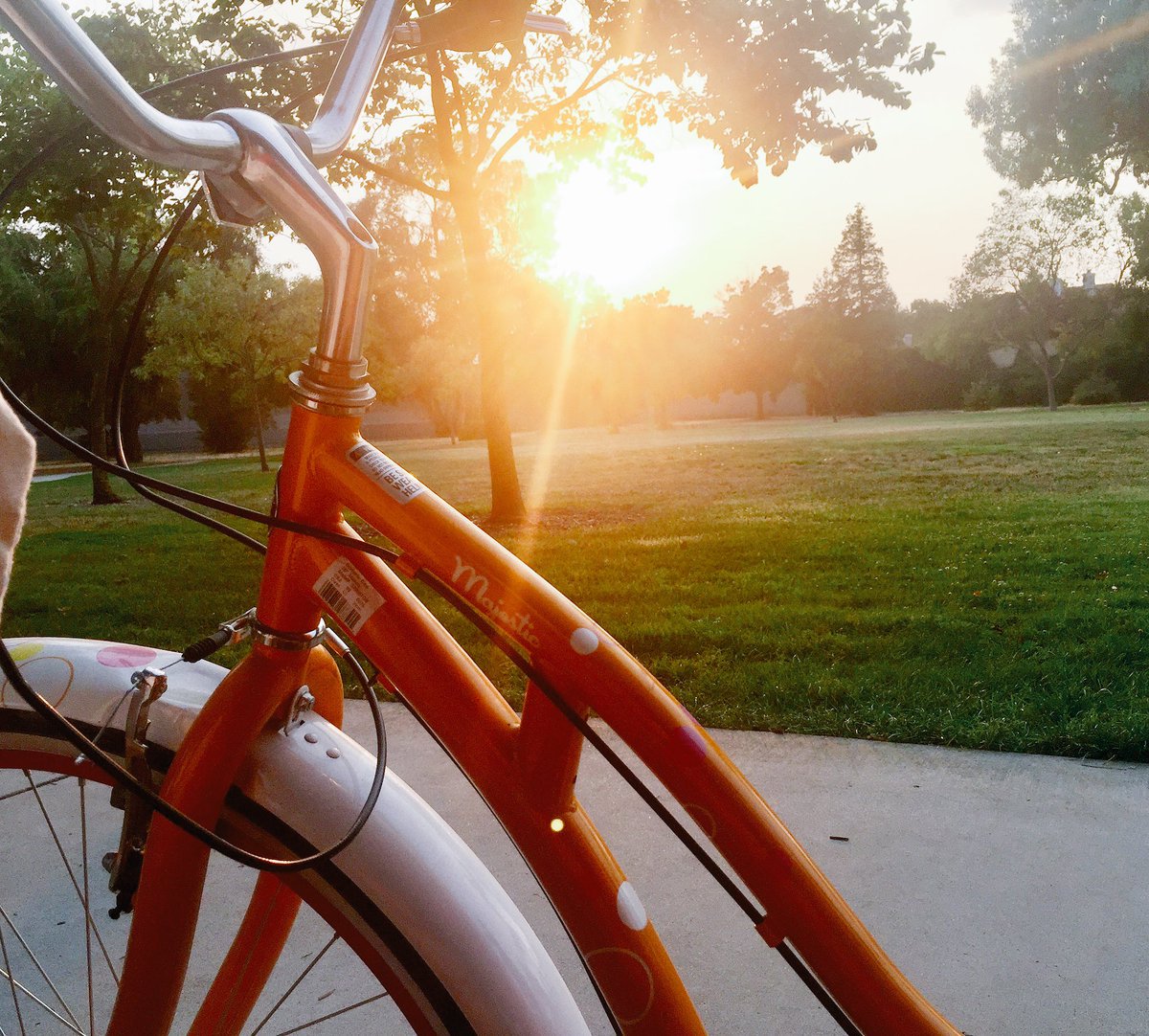mayaijmad's tweet photo. may dama akong konting hangin kahit tag-init...nagba-bike habang lumulubog ang araw 😍🌞 https://t.co/qxtIKpIxeH