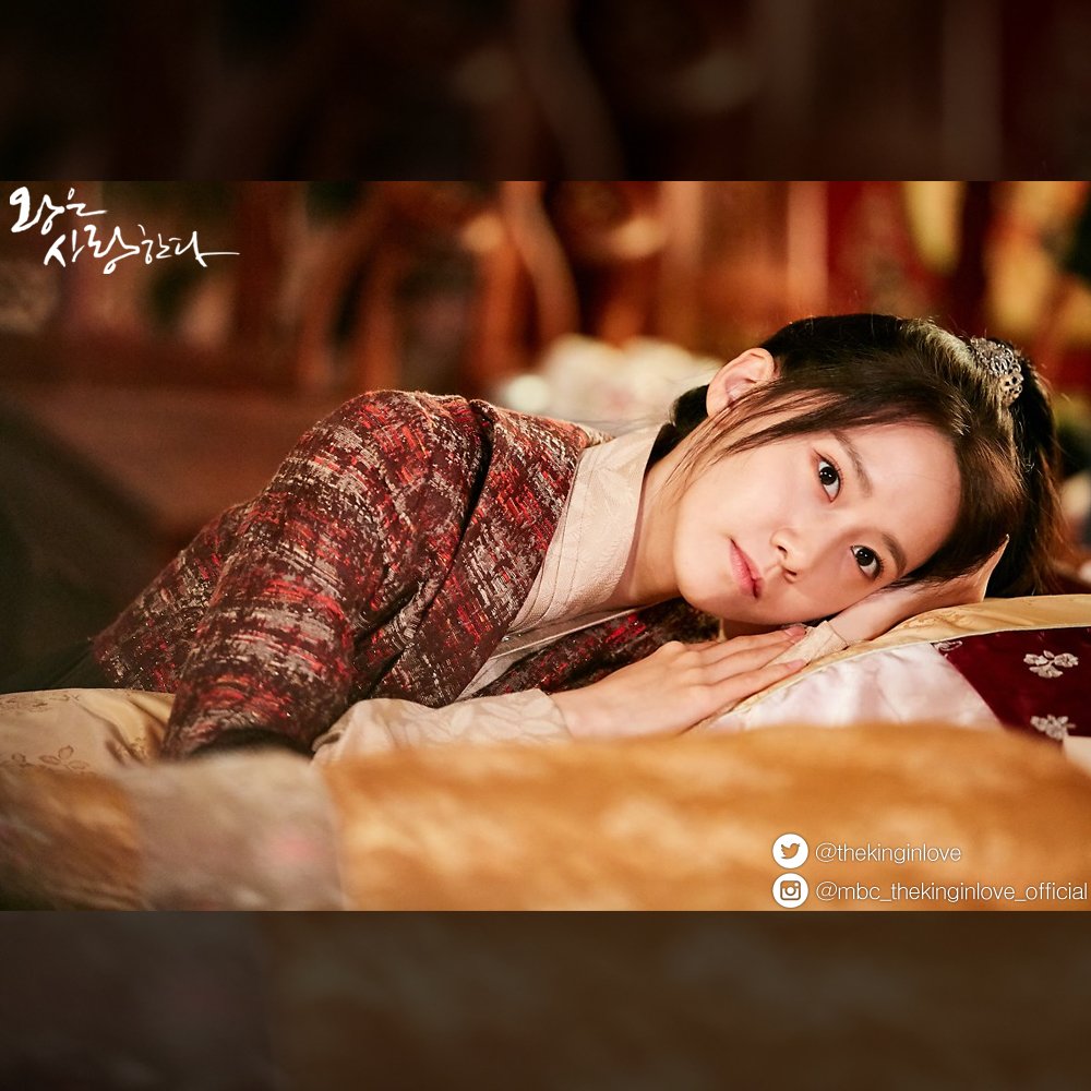 막방 D-1, 포토로 미리 보는 <#왕사>마지막 포스트!▶bit.ly/2xej05M
(근데... 오늘 방송서 산이 이렇게 누워서 보면, 나 밤에 한숨도 못 잘듯...휴...)
#왕은사랑한다 #TheKingInLove #WonSanRin