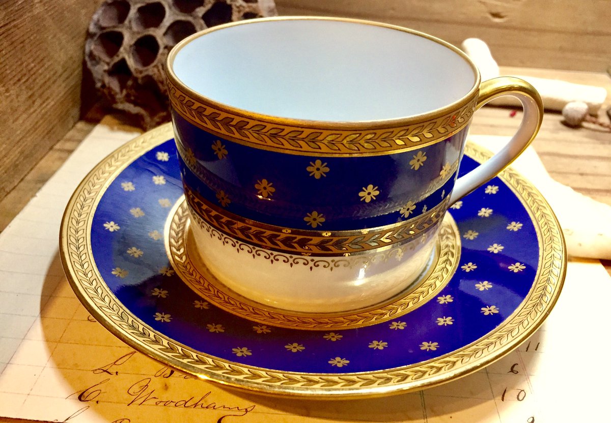 青×金の模様が綺麗なフランス製カップ&ソーサー。