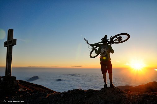 VAUDE_sport's tweet photo. What are you going to do today?
#sunrise #morninglight #mountainbiking #cloudocean #worklifebalance #enjoytheadventure #explore #outdoors https://t.co/BLNarHJJd9