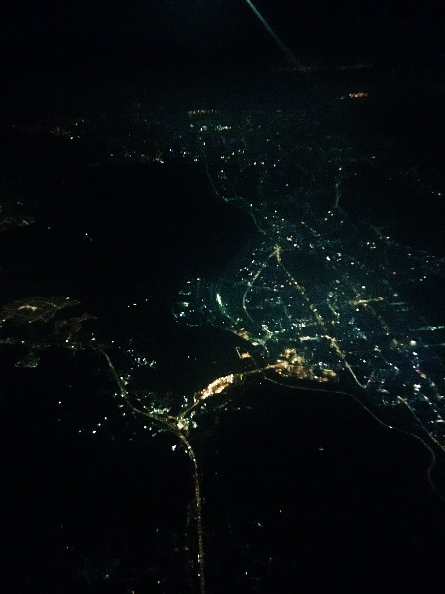 maxterism's tweet photo. #landing into #HongKong #night https://t.co/G5jjS9DvC6