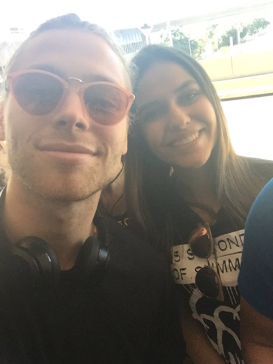 _WhyMuke's tweet photo. SOBRE O MELHOR DIA DA MINHA VIDAA ❤️❤️ @5SOS @Luke5SOS @Calum5SOS #5SOSRockinRio #5sosBrazil https://t.co/fyuwB2yl4U