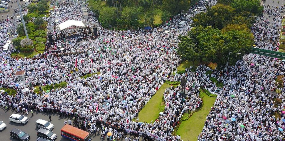 PKSejahtera's tweet photo. Satu pesan cinta dari Indonesia untuk kemanusiaan : Stop Penindasan #StopGenocideRohingya https://t.co/iiLTSjGFrN
