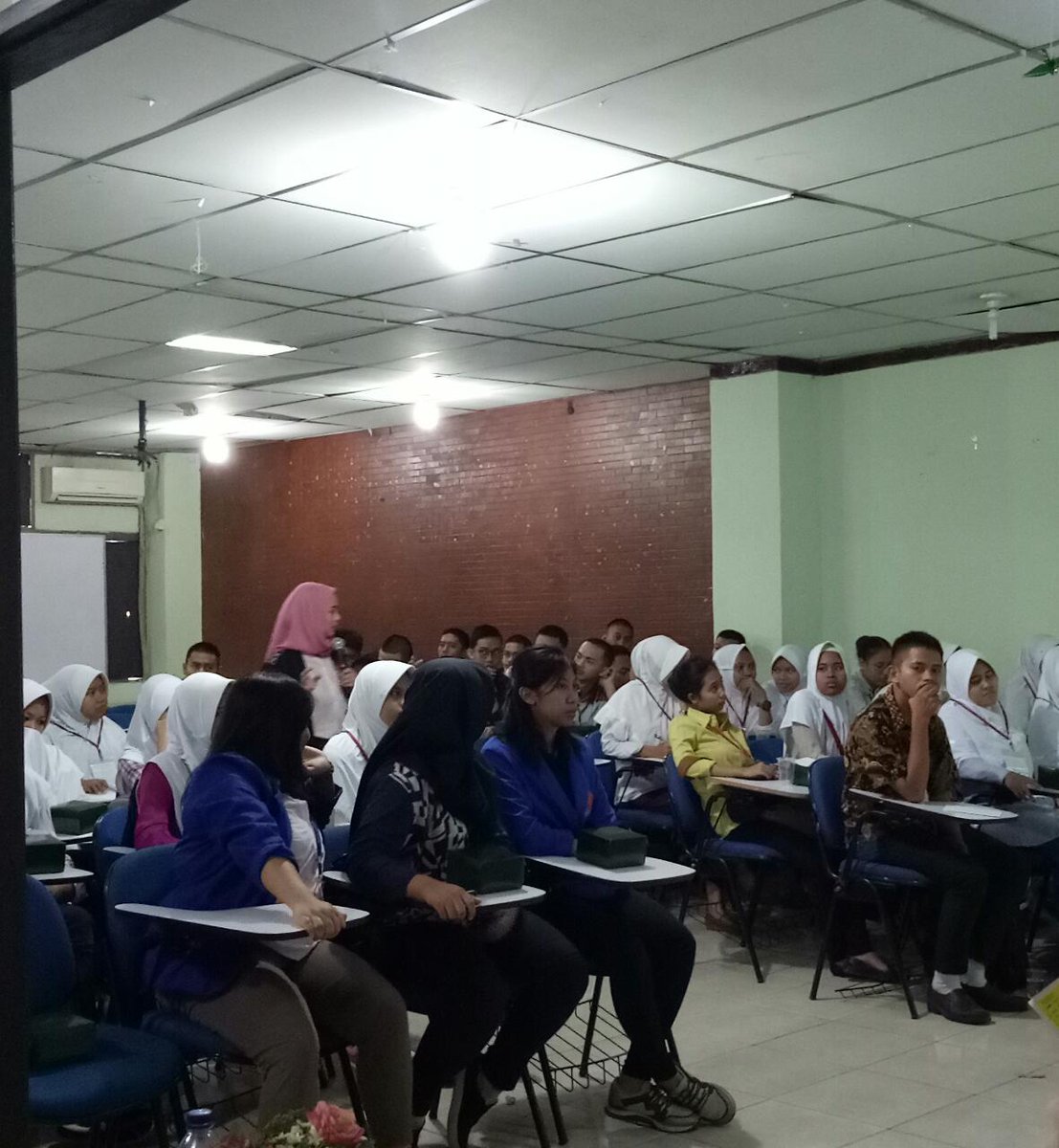 mrshananto's tweet photo. #workingthisweekend bareng MoInves ke Univ. Thamrin. Seru ya masih mahasiswa udh punya akses investasi digital! Juwarrak! https://t.co/fweKQMvYTt