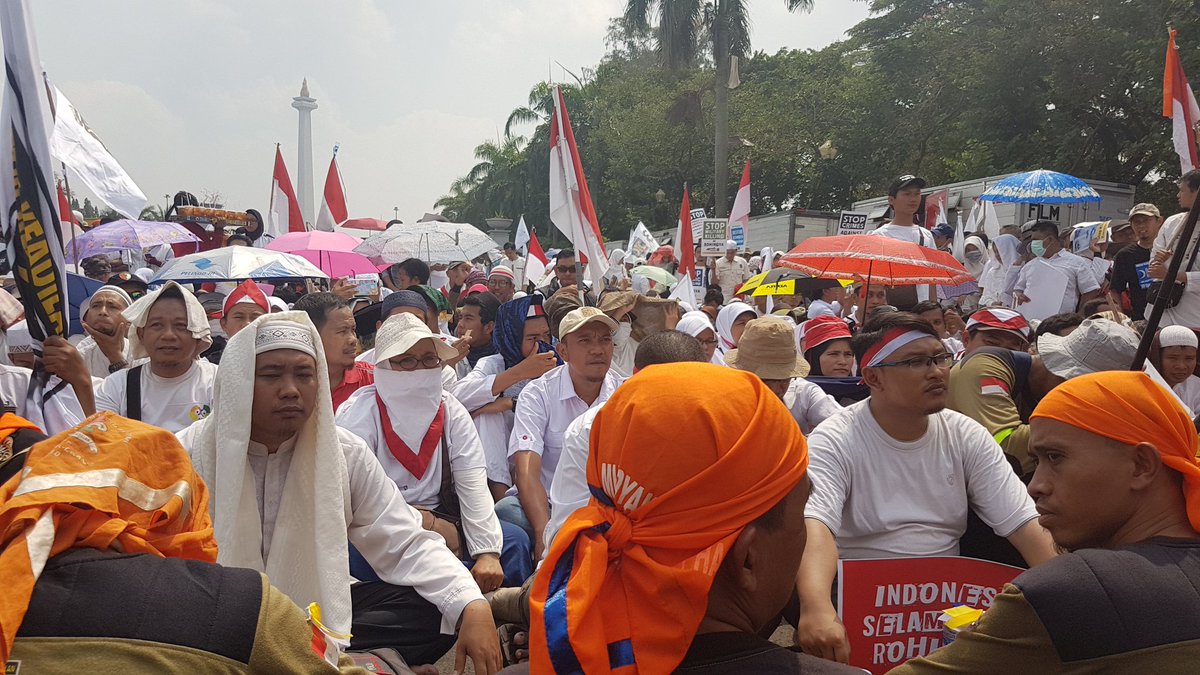 PKSDKIJakarta's tweet photo. Banyak massa masih tertahan di stasiun Gambir dan Gondangdia krn lokasi sekitar panggung utama sdh sangat padat. #StopGenocideRohingya https://t.co/GkJ9YmjgRn