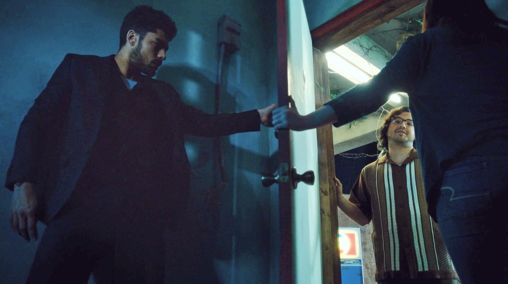 scifibis's tweet photo. the angle... of the shot... makes it look..... like..... they holdin hands........ rip https://t.co/dg0JXmPoR2