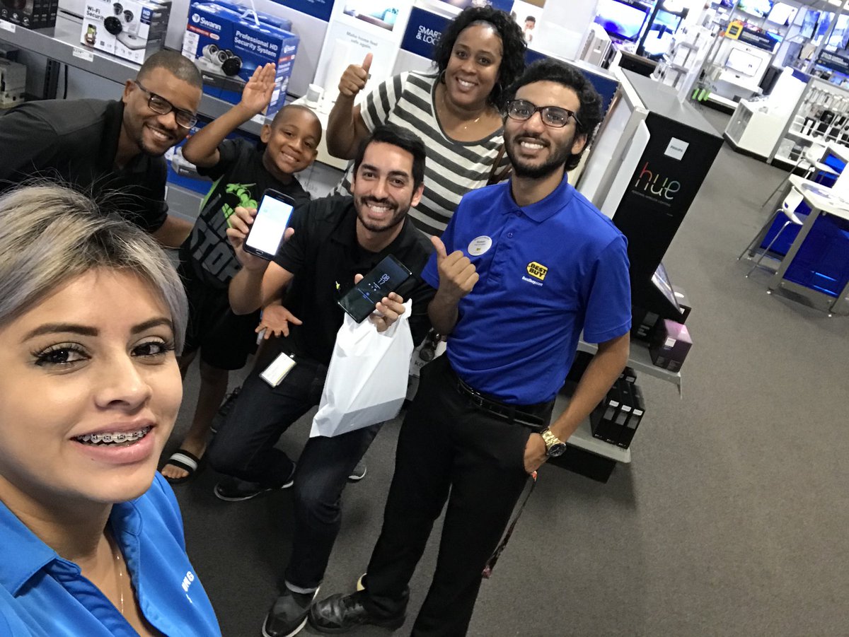 sprjoecast's tweet photo. Waving goodbye to Verizon and hello to the best value in wireless. Welcome to the Sprint family!#SprintIsGreatforNote8 @ATeams_Mrs_T https://t.co/hqppYAiCj1