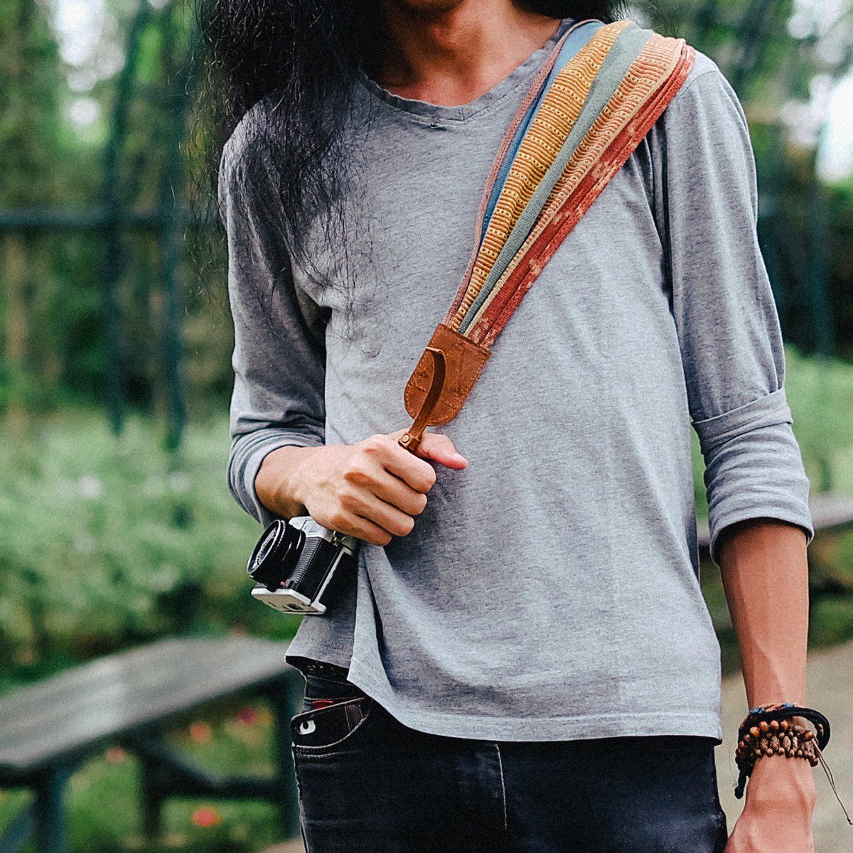 iwashere_id's tweet photo. Nanti malam pukul 20.00wib, akan ngobrolin kain sama @_noesa_. Ssttss, akan ada hadiah 1'camera strap' dan 'bucket hat'. #IWHchat https://t.co/byGRHOxedx