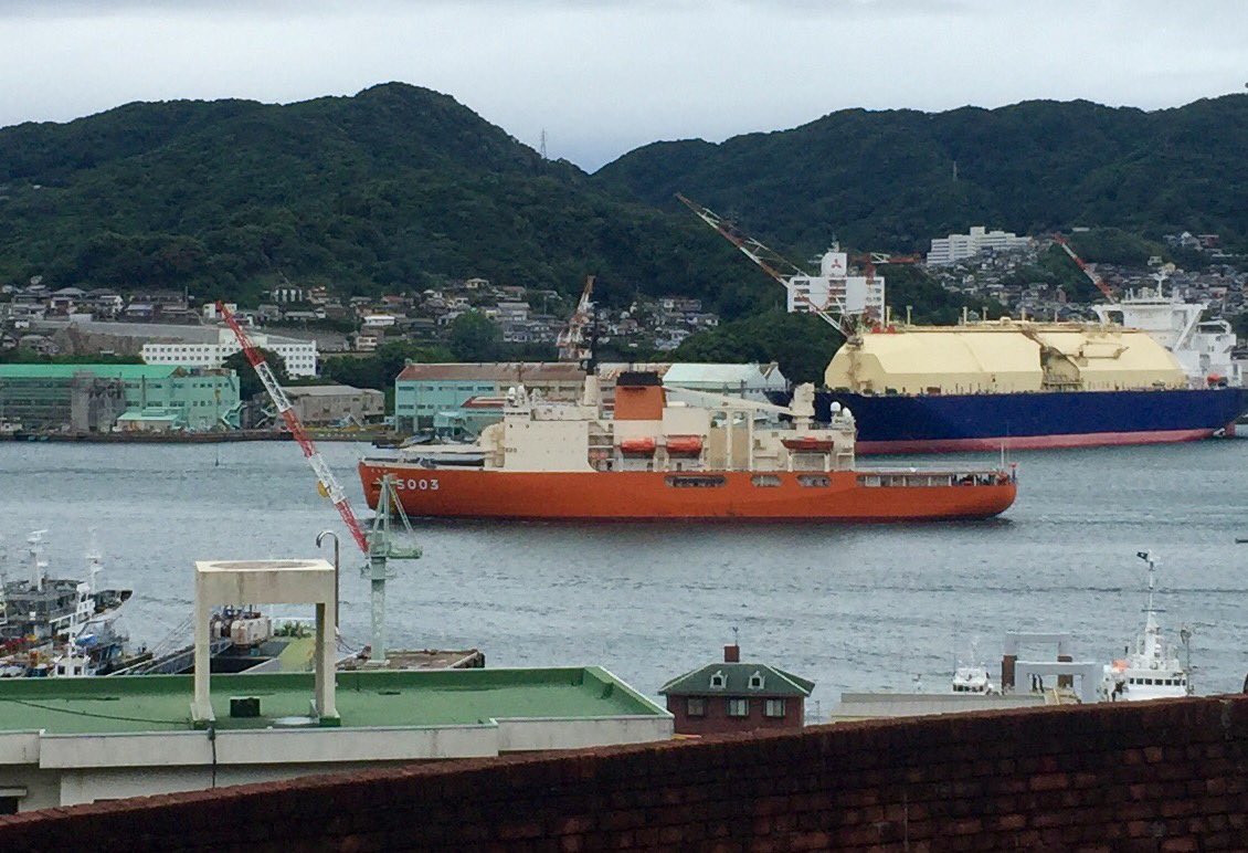 Modal_H's tweet photo. 「しらせ」が長崎港を出ていきます。 #長崎 https://t.co/orGwu0NCkF