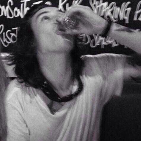 *New but not new but new 

*pansexual, love em all 

*i got weird ass kinks sadly ;)

*RT/like for a DM 

Let's be friends...