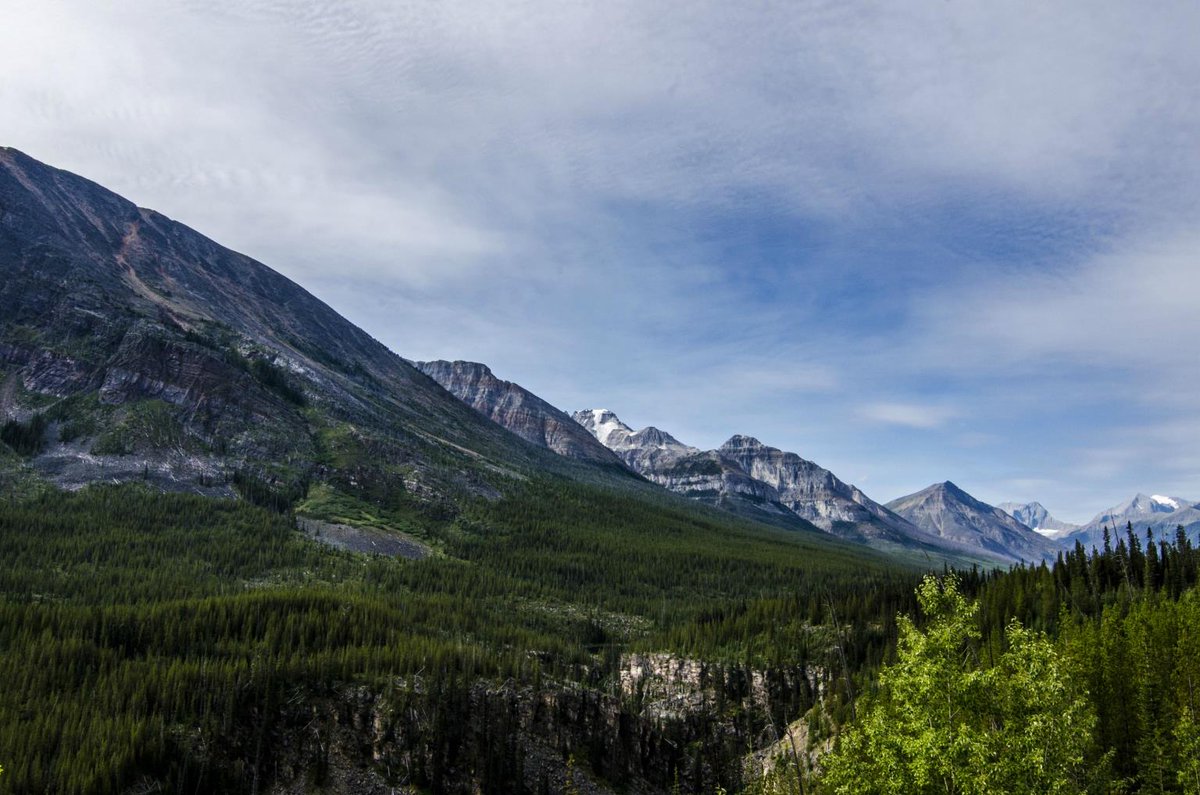  Hiking in Banff National Park DJ0XbbOW0AA0-ow