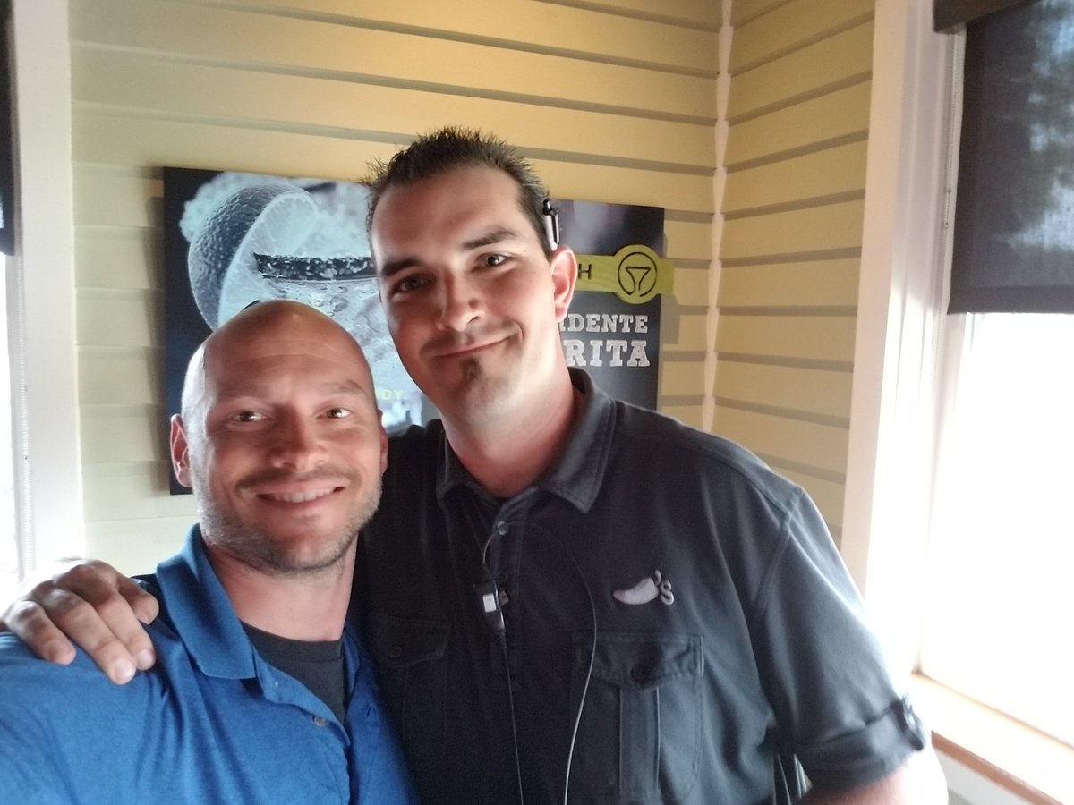 pauldowling9921's tweet photo. Congrats Rhett! U will be missed and will always be apart of our Chili's family. #chilislove @Paulgaoun @travishorne23 @DestinyStro88 https://t.co/spGA5LkEiZ