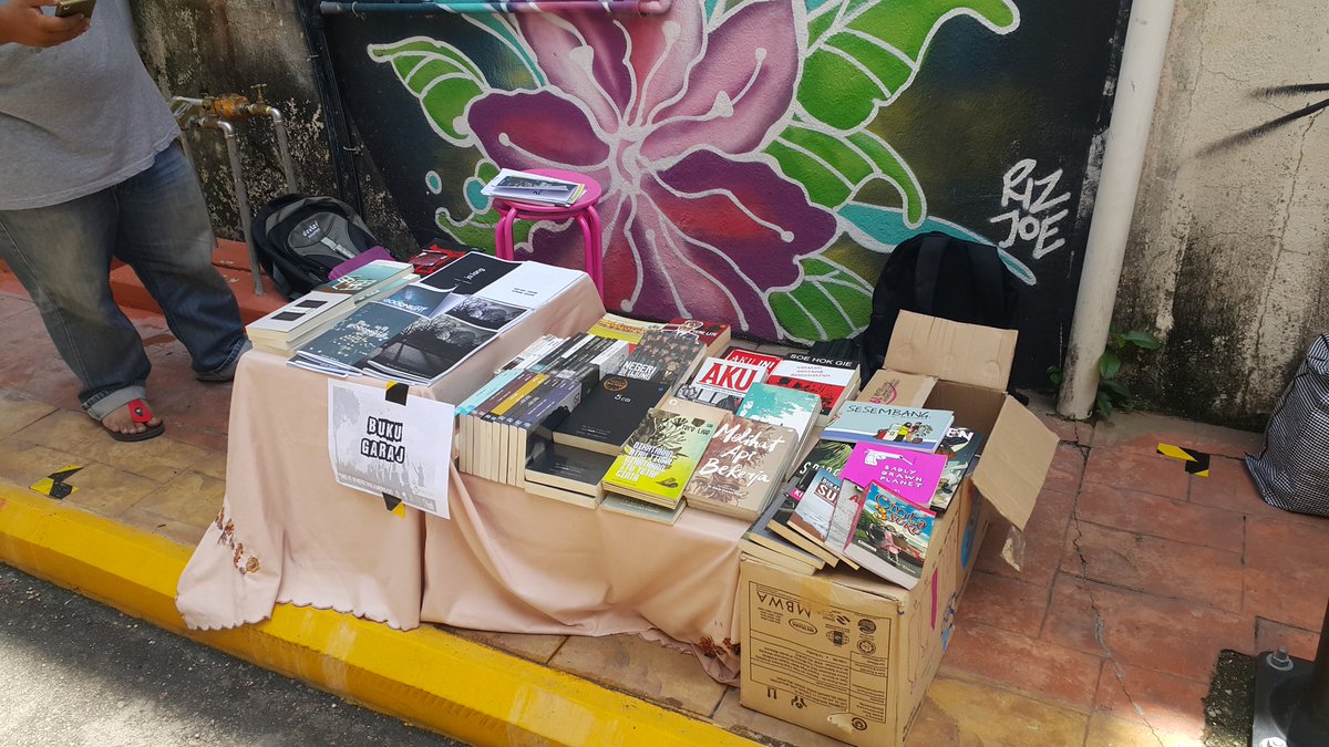 mikaelsahaja's tweet photo. Aku dah sampai ni dekat Laman Kreatif, Kluang, bawak buku #Konfesi dari @bukugaraj. Kau orang dekat mana? https://t.co/eLmNJh0fLT