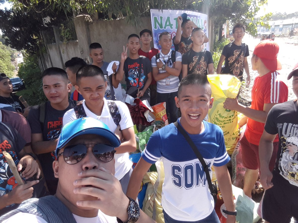 Ondoooooy's tweet photo. Para sa PreFinals hahahaha ez! #NationalClean-upDay https://t.co/keu0UGPcQf