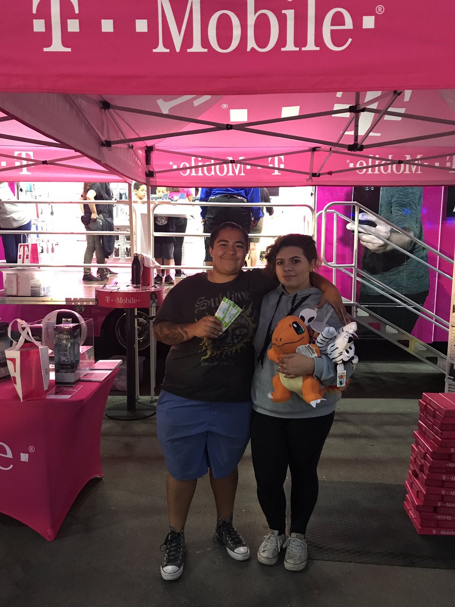 Elizzabee3's tweet photo. This lucky couple won tickets to @FifthHarmony tonight @lacountyfair for their loyalty to @TMobile @MagentaFleetLA #TMobile3rdStPromenade https://t.co/0YqXMhcJck