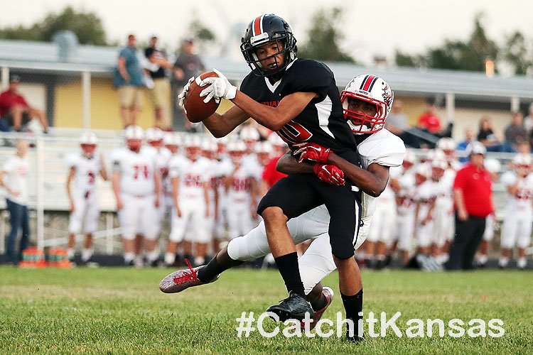 CatchItKansas's tweet photo. PHOTOS: Hesston defeats Larned 56-35 https://t.co/WIdNvVTxyV #CatchItKansas @SwatherAD @CoachTBau @Larned_AD https://t.co/ElUXm7tzTh